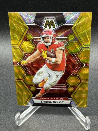 2023 Panini Mosaic #113 Travis Kelce Gold Wave Mosaic #/17